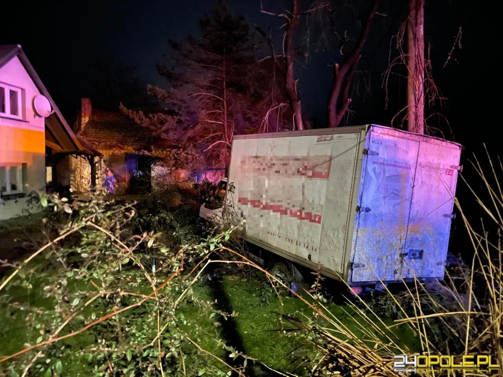 Pijany Latek Rozbi Samoch D O Ogrodzenie Posesji Pijany By