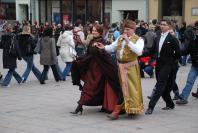 Polonez maturzystów na opolskim rynku  - 727_dsc_0510.jpg