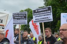 Kilkaset osób manifestowało przeciwko likwidacji Walcowni Rur Andrzej