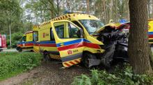 DK 45: Ambulans przewożący pacjenta rozbił się na drzewie