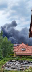 Pożar na terenie skupu złomu w Osowcu: Strażacy walczą z żywiołem