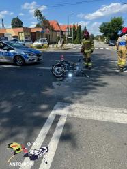 Wypadek osobówki z motocyklem. Dwie osoby w szpitalu.  Na miejscu lądował LPR 