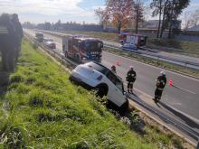 Auto stoczyło się ze skarpy na obwodnicę. W środku nie było kierowcy