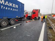 Wypadek trzech ciężarówek na autostradzie A4 - droga zablokowana