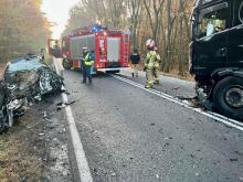 Czołowe zderzenie osobówki z tirem. Dwie osoby nie żyją