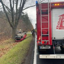 Chciał wyprzedzić, a skończył w rowie. Wypadek w Grębiszowie. Jedna osoba w szpitalu