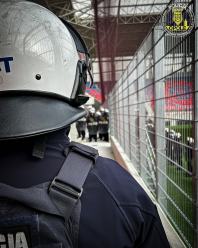 Ćwiczenia policjantów na nowym stadionie w Opolu. Obiekt gotowy do użytku