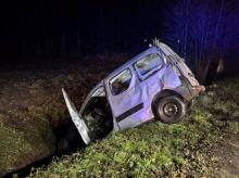 Nietrzeźwy kierował samochodem i wpadł do rowu. Miał ponad 2 promile