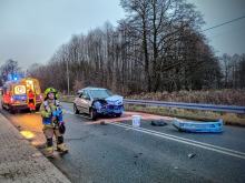 Praszka: auto wylądowało w betonowym ogrodzeniu. 6-latka zabrana do szpitala