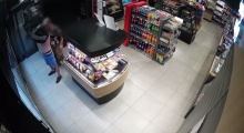 Kolejna kradzież tego samego sprawcy. Tym razem działał z kolegą (WIDEO)