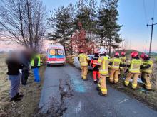 Dachowanie w miejscowości Kadłub. 72-latka zabrana do szpitala