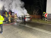 Uderzył w most, auto stanęło w płomieniach, a kierowca przepadł