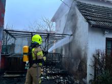 Pożar wiaty śmietnikowej w Niwkach. Czujność sąsiadów zapobiegła większym stratom