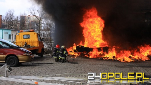 Spłonęła przyczepa kempingowa. Strażacy podejrzewają podpalenie