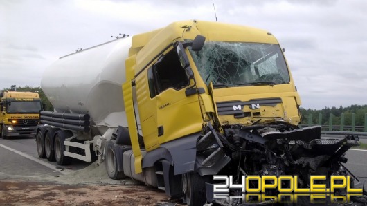 Rozszczelniony cementowóz utrudniał ruch na autostradzie