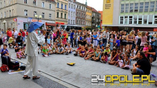 Kolorowo, głośno i z humorem - uliczni artyści bawili w Brzegu