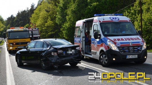 Wypadek w Dąbrowie. Dwie osoby trafiły do szpitala.