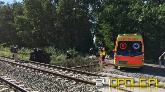 Samochód wjechał pod pociąg na niestrzeżonym przejeździe kolejowym