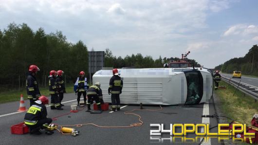 Bus przewrócił się na bok tarasując przejazd autostradą