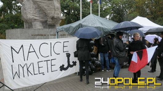 Trwa czarny protest na Placu Wolności