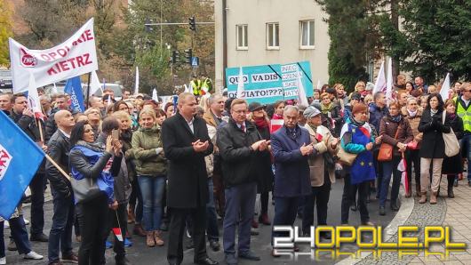 Nauczyciele manifestowali pod Urzędem Wojewódzkim