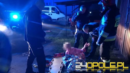 Policjanci z Namysłowa uratowali życie niepełnosprawnej 80-latce wynosząc ją z płonącego domu