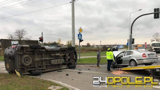 Utrudnienia w Chrząstowicach. Zderzyła się osobówka z busem 