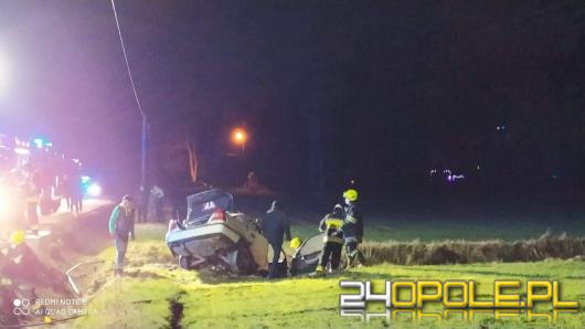 Kierowca mercedesa wypadł z drogi i wpadł do rowu. Jedna osoba trafiła do szpitala