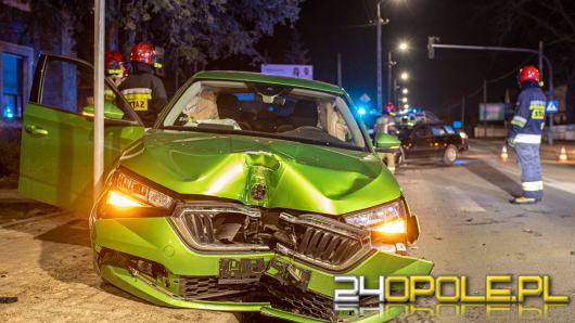 Zderzenie BMW i Skody w Kluczborku. Dwie osoby trafiły do szpitala