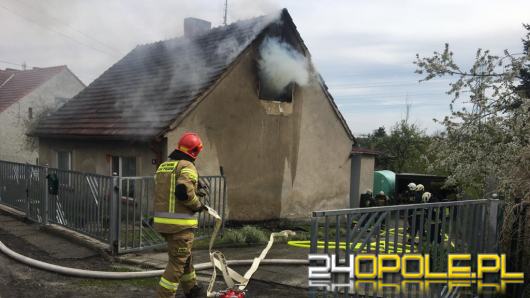 Ogień na poddaszu w budynku jednorodzinnym. Akcja strażaków w Kędzierzynie-Koźlu