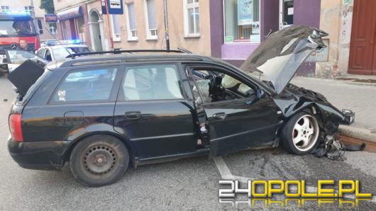 Rozbił samochód pod brzeskim Urzędem Pracy. Policja poszukuje kierującego audi