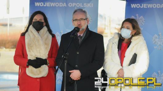 Konferencja ministra Adama Niedzielskiego pod Szpitalem Tymczasowym w Opolu