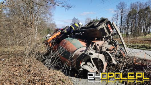 Wypadek betoniarki w powiecie oleskim. Beton wylał się do rowu