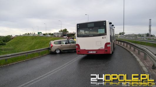 Autobus MZK zderzył się z trzema osobówkami. Wypadek na Niemodlińskiej