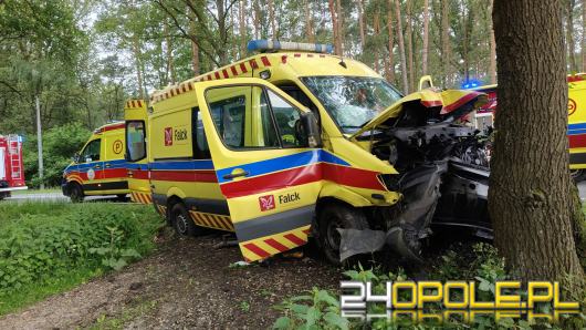 DK 45: Ambulans przewożący pacjenta rozbił się na drzewie