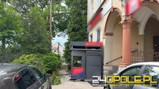 Najciemniej pod latarnią, czyli wysadzenie bankomatu pod komisariatem policji