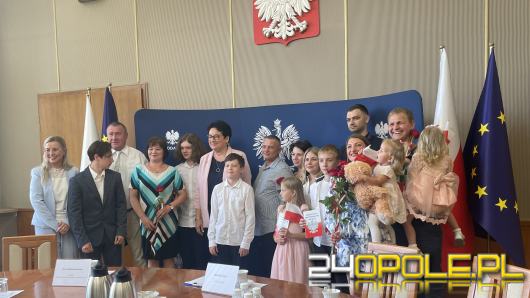 12 nowych obywateli Polski. Rozdanie obywatelstw w Urzędzie Wojewódzkim w Opolu
