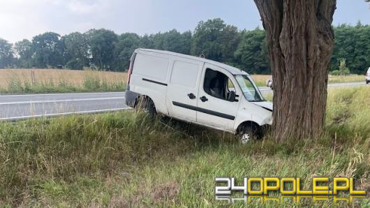 Zdarzenie drogowe na DK42: kierowca uderzył w drzewo