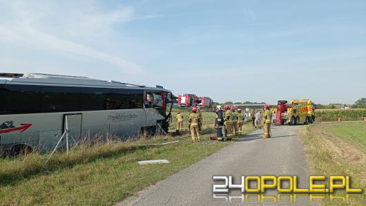 Zderzenie busa z autobusem na A4. Osiem osób poszkodowanych