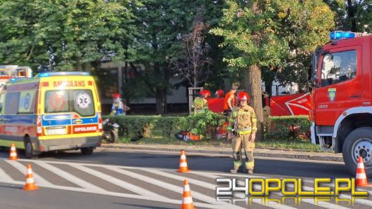 Motocyklista z obrażeniami po zderzeniu z samochodem osobowym na ul. Ozimskiej 