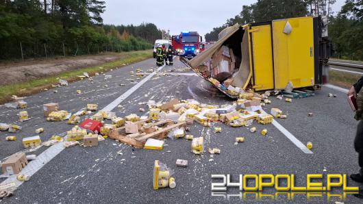 Wypadek na A4: Bus przewrócił się na bok