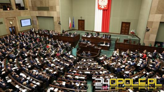 Najnowszy sondaż IBRiS: Blisko remisu między KO i PiS, Trzecia Droga na podium