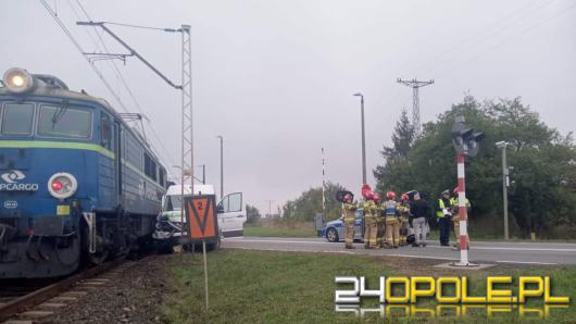 Pociąg wjechał w busa, gdy auto przejeżdżało przez tory