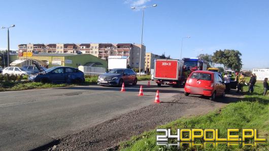 Zderzenie dwóch samochodów na ulicy Oświęcimskiej w Opolu: jedna osoba trafiła do szpitala