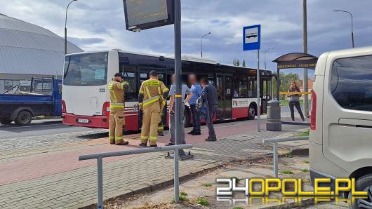 Autobus miejski najechał na butelki z substancją bitumiczną - jedna osoba w szpitalu