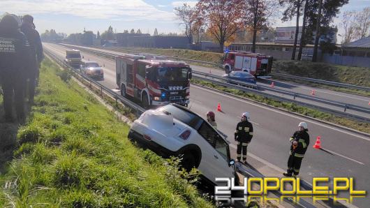 Auto stoczyło się ze skarpy na obwodnicę. W środku nie było kierowcy