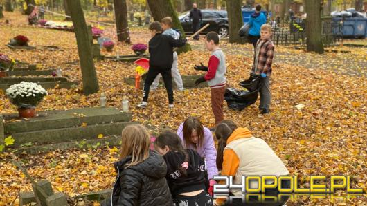 Sprzątanie zapomnianych grobów i zapalanie zniczy. To już tradycja w PSP nr 8 w Opolu