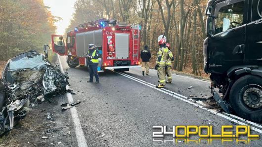 Czołowe zderzenie osobówki z tirem. Dwie osoby nie żyją