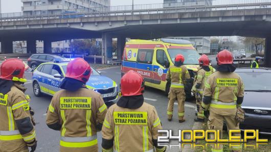 Zderzenie karetki z samochodem osobowym na rondzie przy ul. Nysy Łużyckiej w Opolu