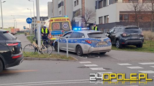 Na Alei Solidarności potrącono rowerzystkę. Kobieta z urazem nogi trafiła do szpitala